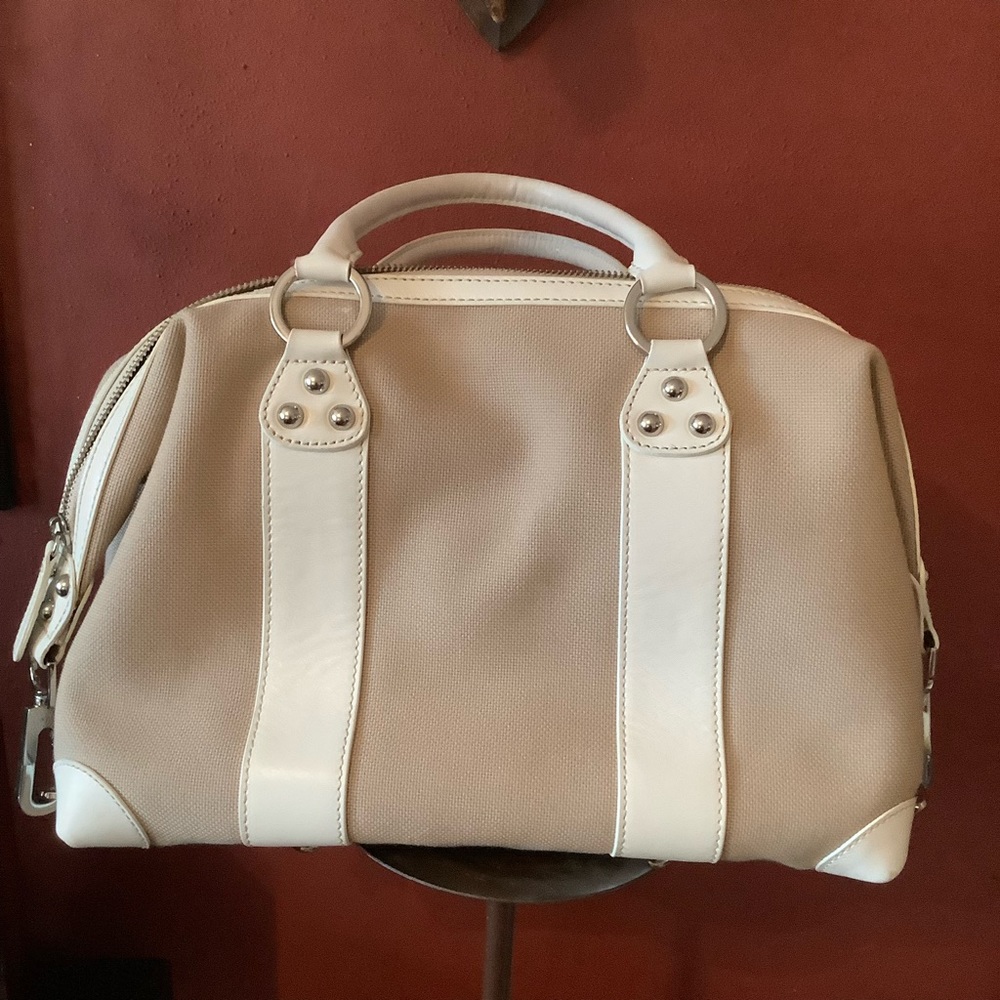 Beautiful Rafē Bag in a Tan Canvas with White Leather Trim. - Picture 2 of 16